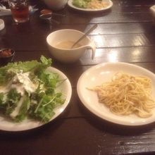 サラダとスープ、パスタはおかわり自由