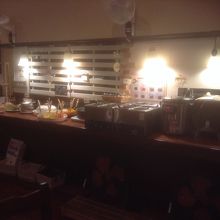 サラダと、ハンバーグのソースは目移りするほど色々な味がありま