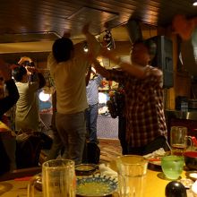 来店の皆さんが踊り唄って輪となった