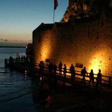 入り口付近まで満ちると渡り橋が用意されます