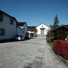 越中八尾曳山展示館前