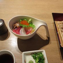 ざるそばとミニ丼のセット(海鮮丼）