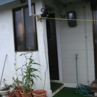 部屋の横（外）にトレイとシャワーがあります