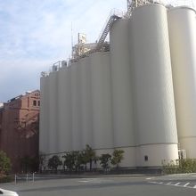 一日一杯飲んだら2000杯飲める量のタンクが並ぶ