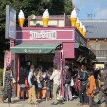 お店の右横にベンチがあります。