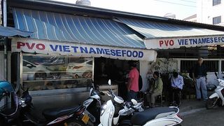 平日の昼でも人でいっぱい