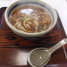 比較的安いメニュー（かしわうどん・580円）です