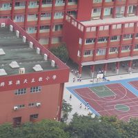 すぐそこに学校もあります