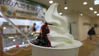 無料の休憩スペースのようなカフェでソフトクリームを食べて一休み