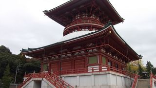 新勝寺の奥にある朱塗りの塔