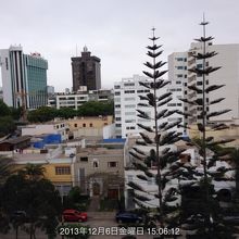 周りは金融大使館地区のSan Isidroだけに高い建物も。