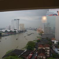 部屋よりチャオプラヤー川を