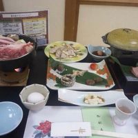 夕食。すき焼き鍋やお刺身、天ぷら等
