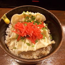 期間限定メニュー（マヨだく餃子丼；500円）はこんな感じ。