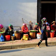 サパ市場の外側に並ぶおこわ・ちまき売りの人たち。