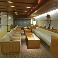 フロント近くのロビーの一部。こけしなどが飾られています。