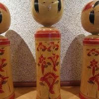 ロビーに飾られている鳴子系のこけし。大きなものです。