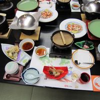 夕食の会席膳。あとからくるお料理やデザートは写ってません。