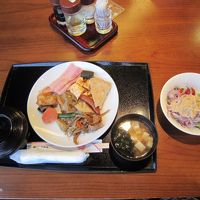 朝食のバイキング。このほかにコーヒー、デザートのフルーツを。