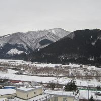 朝食会場から江合川の対岸を見ると、もう雪が積もっています。