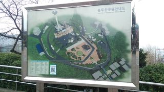 小高い丘にあります