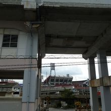新幹線の高架の向こうには、マツダスタジアムが見えます