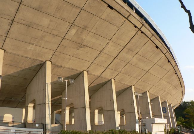 神戸市によりオリンピック誘致を視野に入れて建設されたスタジアム、神戸総合運動公園陸上競技場