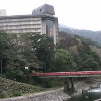 橋を渡るアクセスがいい感じ