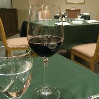 夕食　ワインとレストランの雰囲気