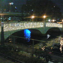 OSAKA光のルネサンスの時は橋全体が輝いてました。