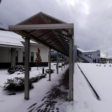 羽後岩谷駅に隣接