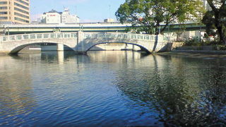 中之島公園のバラ園内にあるかわいい橋
