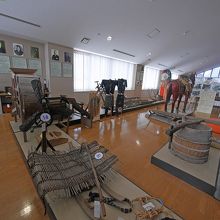 展示，壁には郷土の偉人の写真