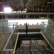 受付です。次の便の搭乗口など詳細に教えて下さいます。