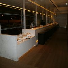 ロングバーがあります。カクテルが飲めますよ。