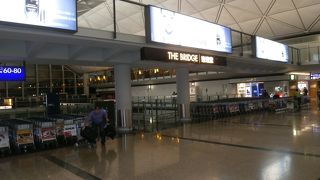 Ｙ字の真ん中にある、新しくできたキャセイのラウンジ　～キャセイパシフィック　ラウンジ　ザ　ブリッジ～