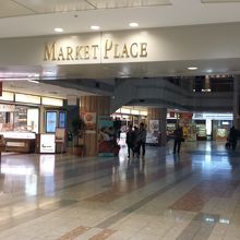 マーケットプレイスには多数のショップが入店