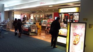 ゲート近くに数ヵ所ある食事どころ