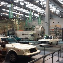 自動車館内部です