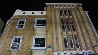 映画やドラマのロケでも使われるビルだそうです。納得です。