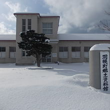 正門から見た資料館建物の様子