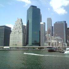 自由の女神へ船で移動