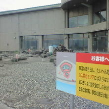 間欠泉のそばの建物で、雨宿りもできます。