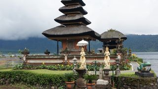 湖に浮かぶ寺院らしい