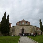 最古の教会「Tempio S.Michele Arcangelo」（サンタンジェロ教会）は鑑賞すべき♪