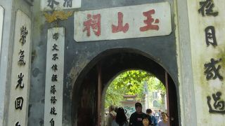 朝から老若男女が沢山訪れるけど、観光客だけ要入場料