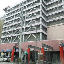 裏の駐車場側から撮影