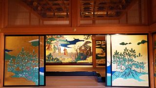 御殿の格式高い部屋