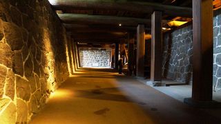 日中でも暗くてヒンヤリ