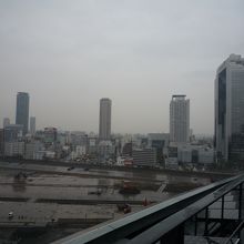 右は梅田スカイビル（空中庭園）
